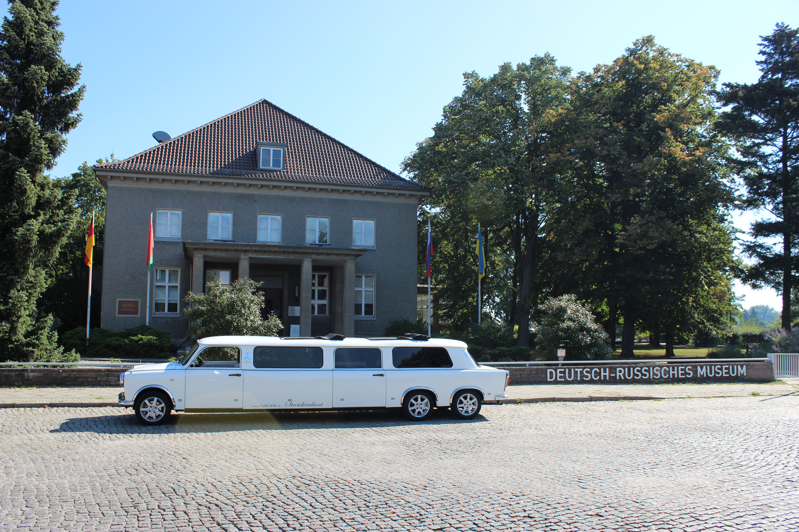 Trabant Limousine vor dem Deutsch-Russischem Museum in Berlin