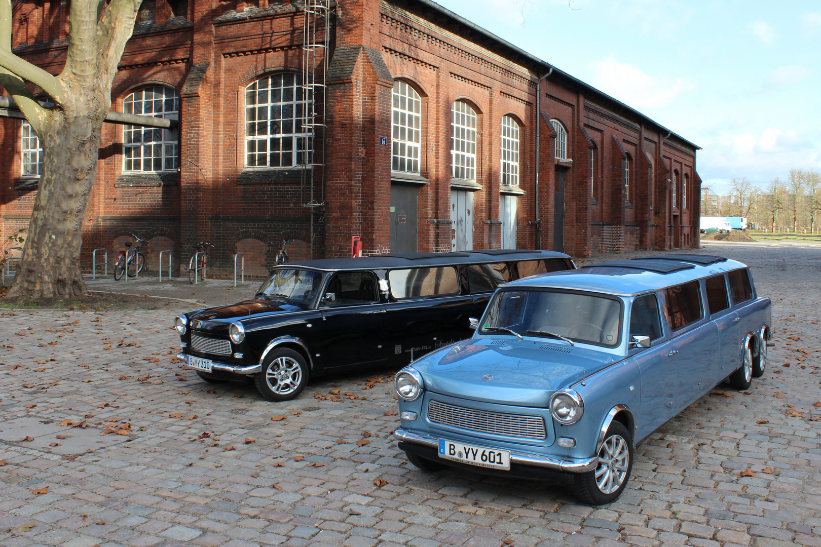 Trabant Stretchlimousinen vor alter Industriehalle