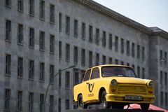 Trabant vor dem Finanzministerium