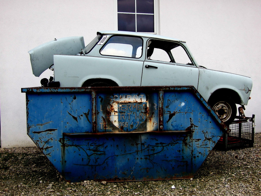 Trabbi im Mülleimer