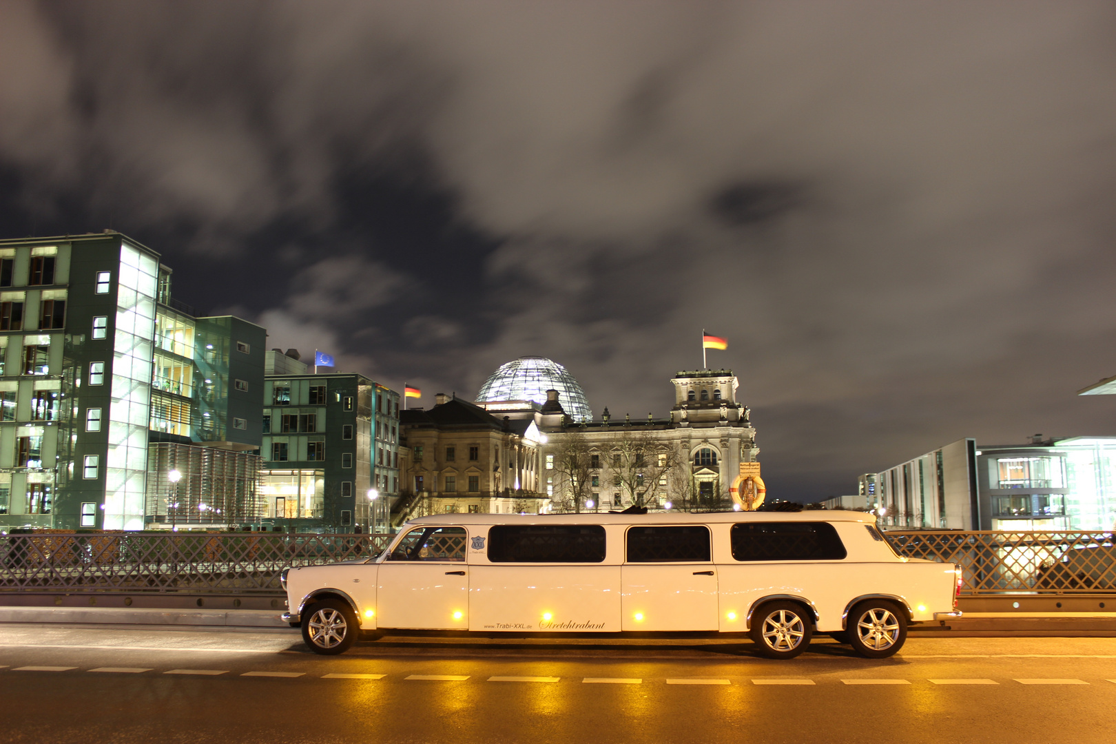 Trabi Limousine auf der Marschallbrücke mit Blick auf den Berliner Reichstag