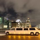 Trabi Limousine auf der Marschallbrücke mit Blick auf den Berliner Reichstag