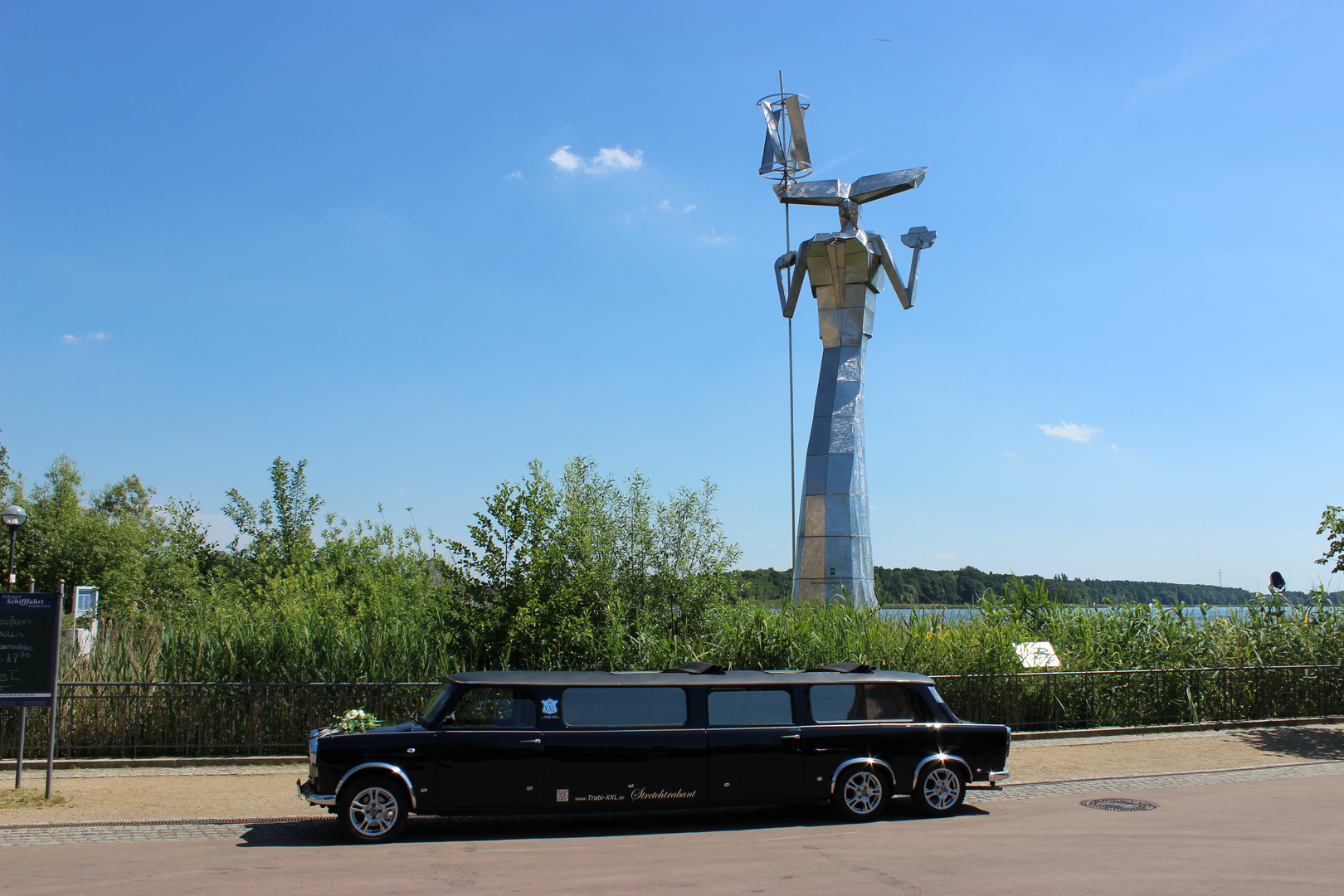 Trabi-XXL Trabant Hochzeitslimousine in Neuruppin vor dem Parzival am See