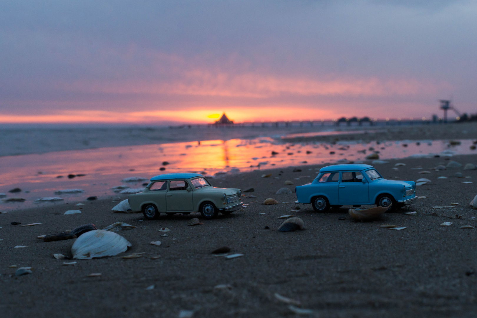 Trabis am Strand beim Sonnenaufgang