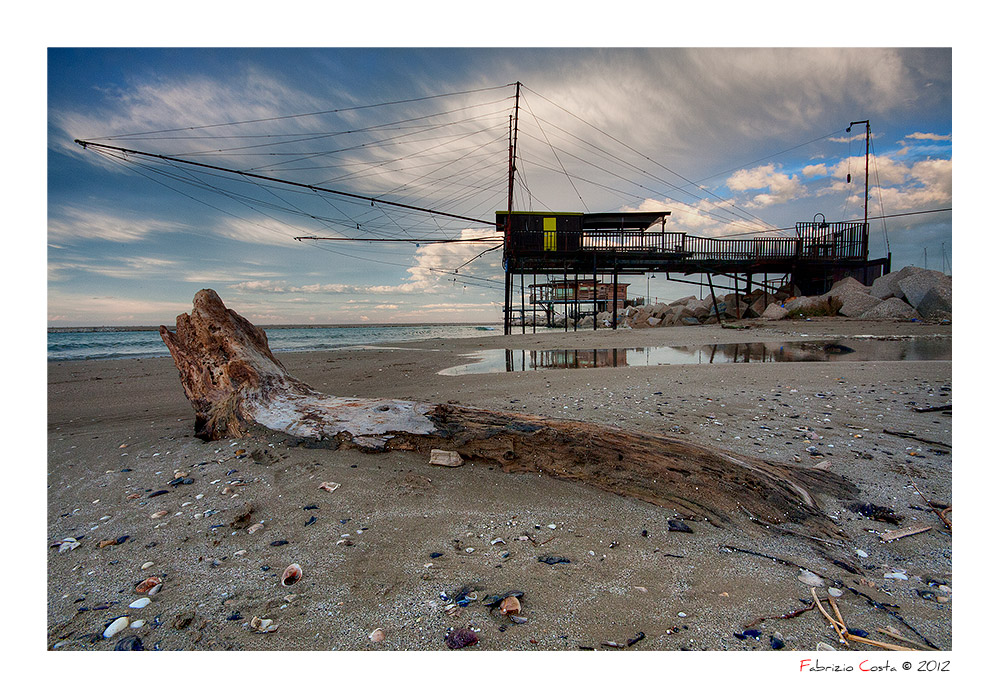 Trabocco visto da un tronco