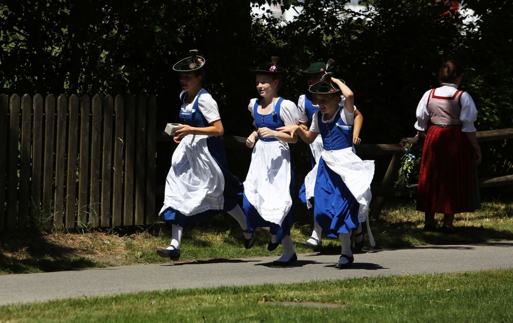 Trachten - Jugend . . . im Laufschritt unterwegs