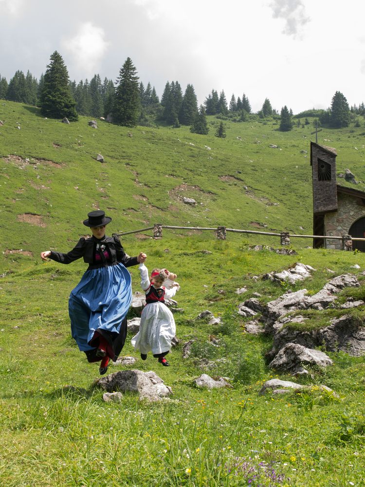 "Trachten jump" auf der Alpe