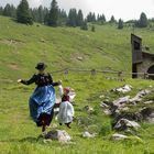 "Trachten jump" auf der Alpe