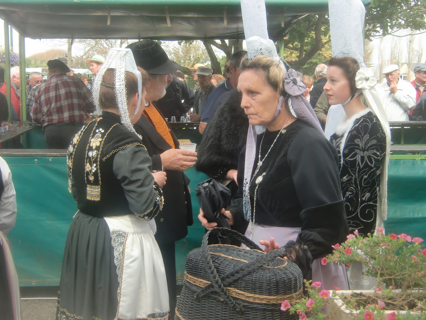 Trachtenparade auf dem Volksfest in Plovan