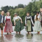 Trachtentreffen in der Isar