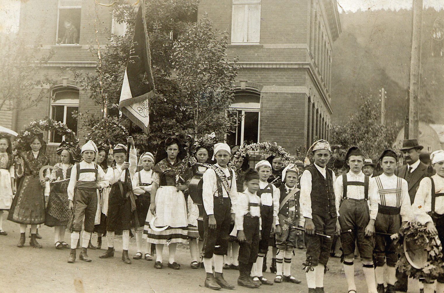 Trachtenumzug einer thür. Schule 1910