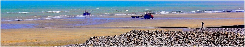 Tracter les bateaux de pêche sur la plage