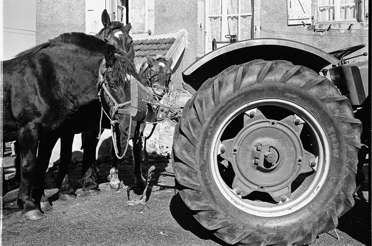 tracteur poussé par des chevaux