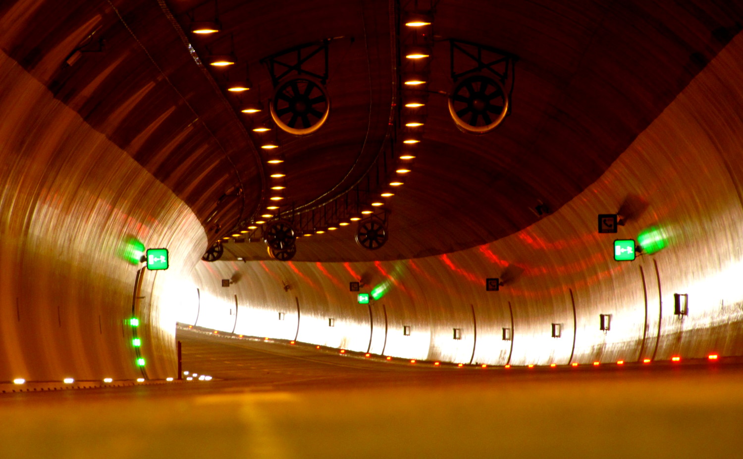 Tradenberg-Tunnel Straßenmitte