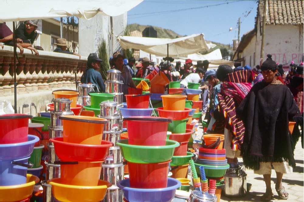 Tradition und Plastik auf dem Markt von Tarabuco bei Sucre / Bolivien