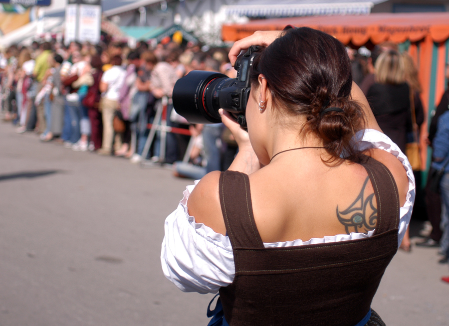 Traditional meets modern. Fotografin am Oktoberfest, 2007