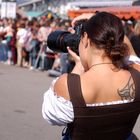 Traditional meets modern. Fotografin am Oktoberfest, 2007