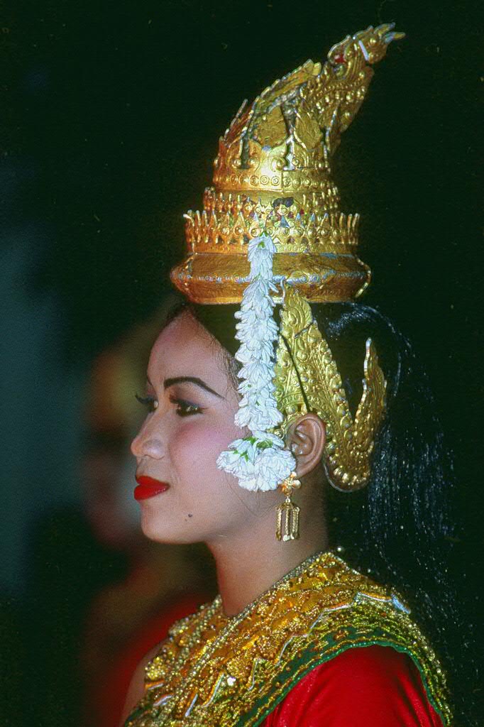 Traditionel dressed dancer in Siem Reap