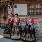 Traditionell gekleidete Frauen im Bukchon Hanok Village