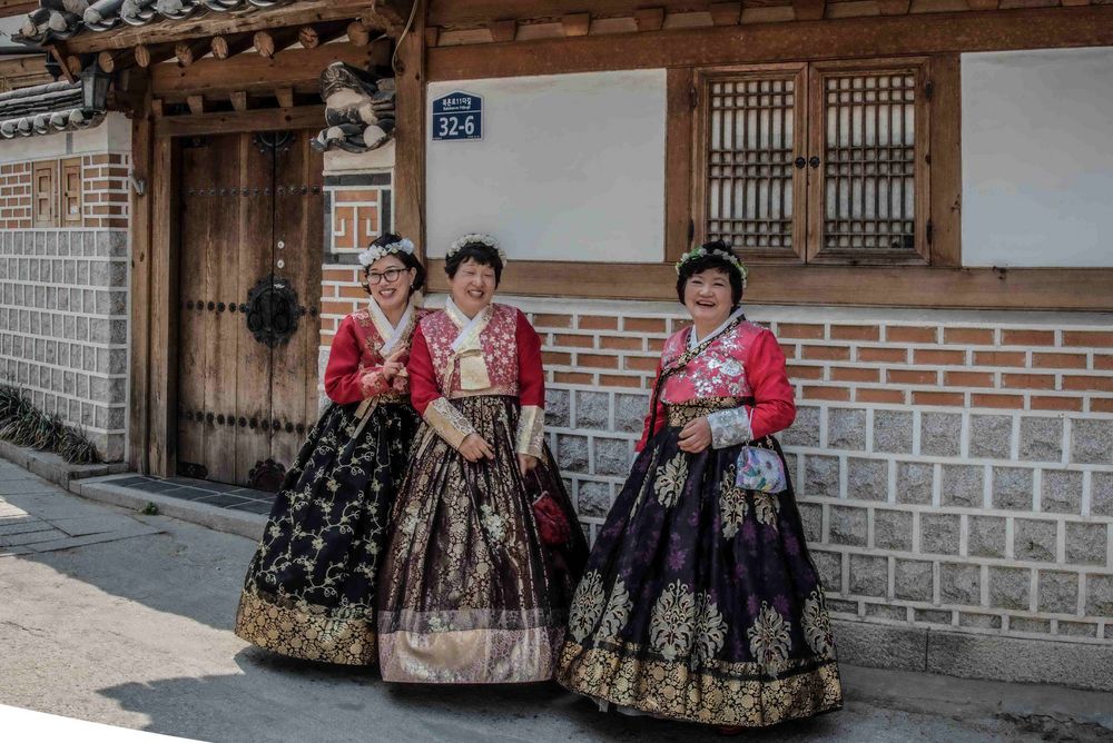 Traditionell gekleidete Frauen im Bukchon Hanok Village