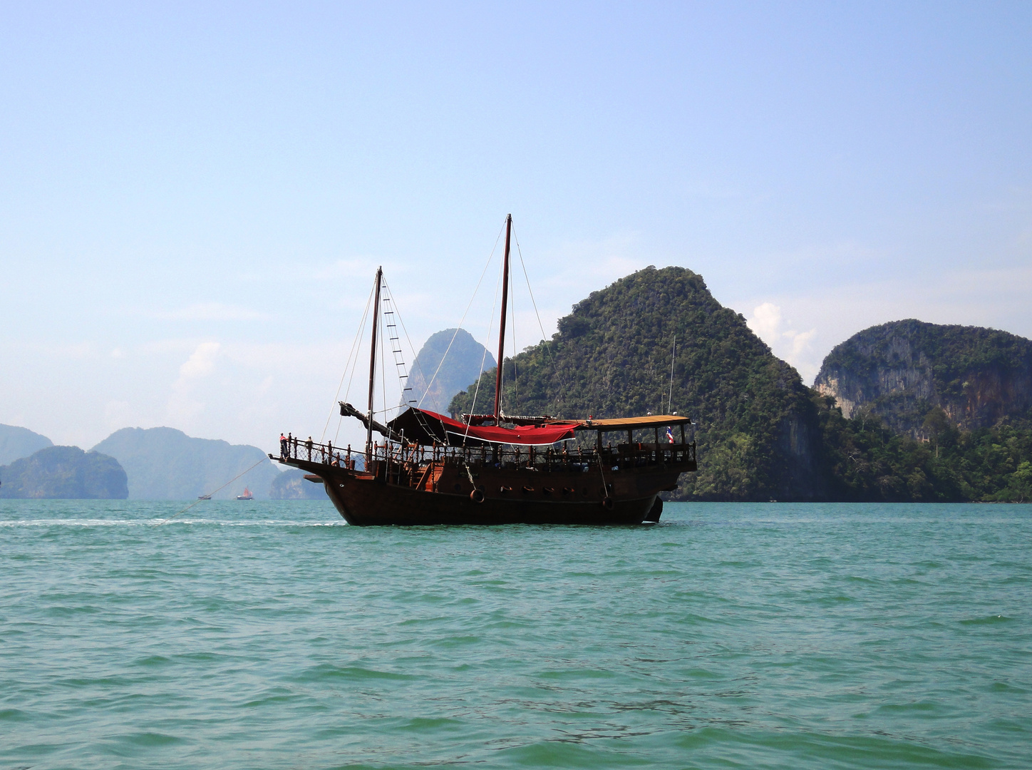 Traditionelle Dschunke in der Phang Nga Bay