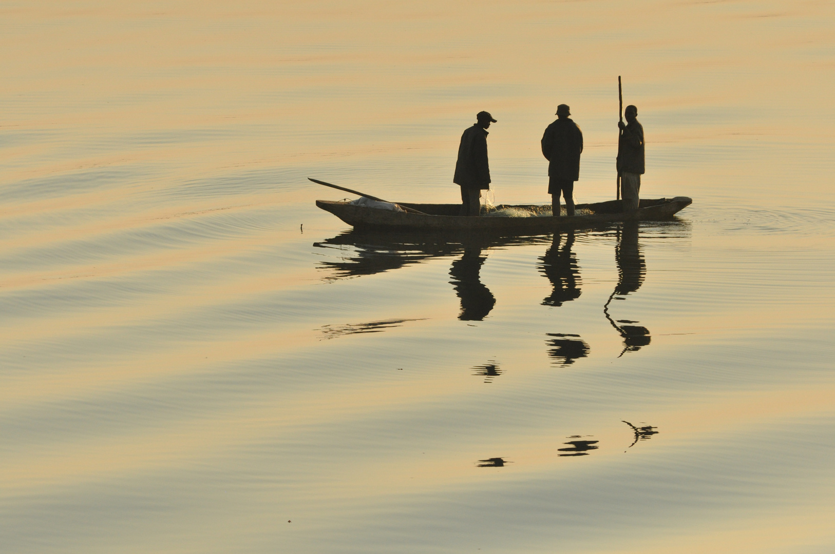 Traditionelle Fischer im Einbaum auf dem Chobe-Fluss