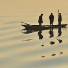 Traditionelle Fischer im Einbaum auf dem Chobe-Fluss