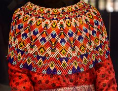 Traditionelle Glasperlen-Kleidung der Inuit-Damen.         .DSC_2049