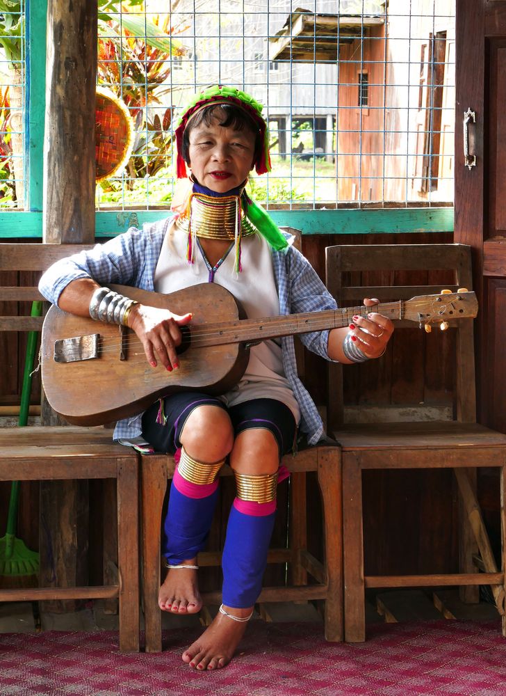 ...traditionelle Musik der Padaung... 