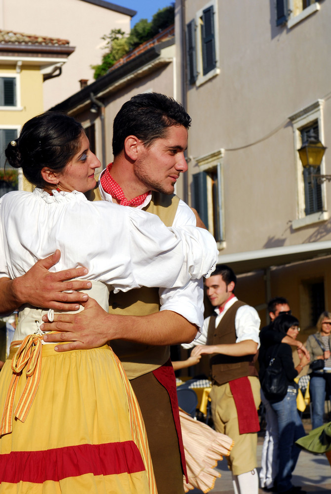 Traditionelle Tänzer aus Umbrien auf dem Weinfest in Bardolino
