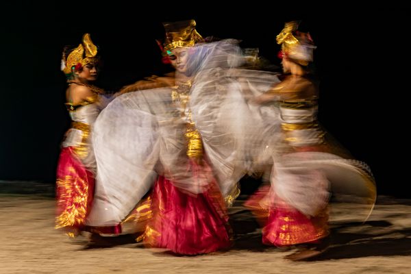 traditioneller balinesischer Tanz abends am Strand 