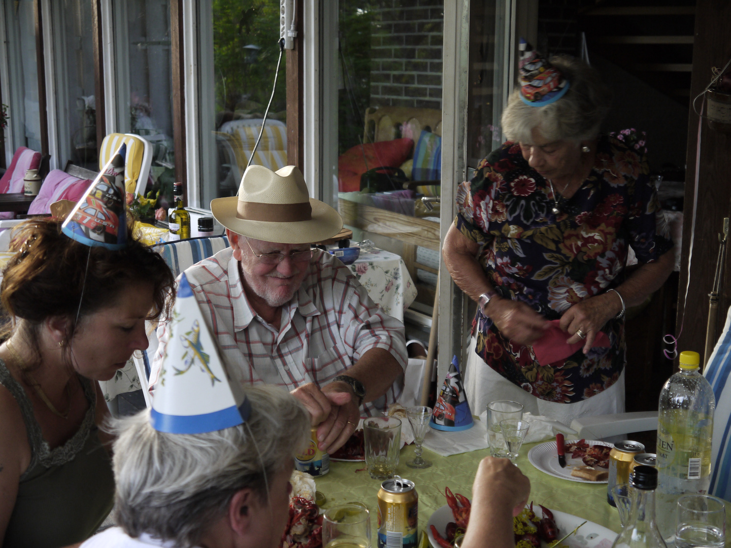 traditionelles Krebsessen bei Freunden