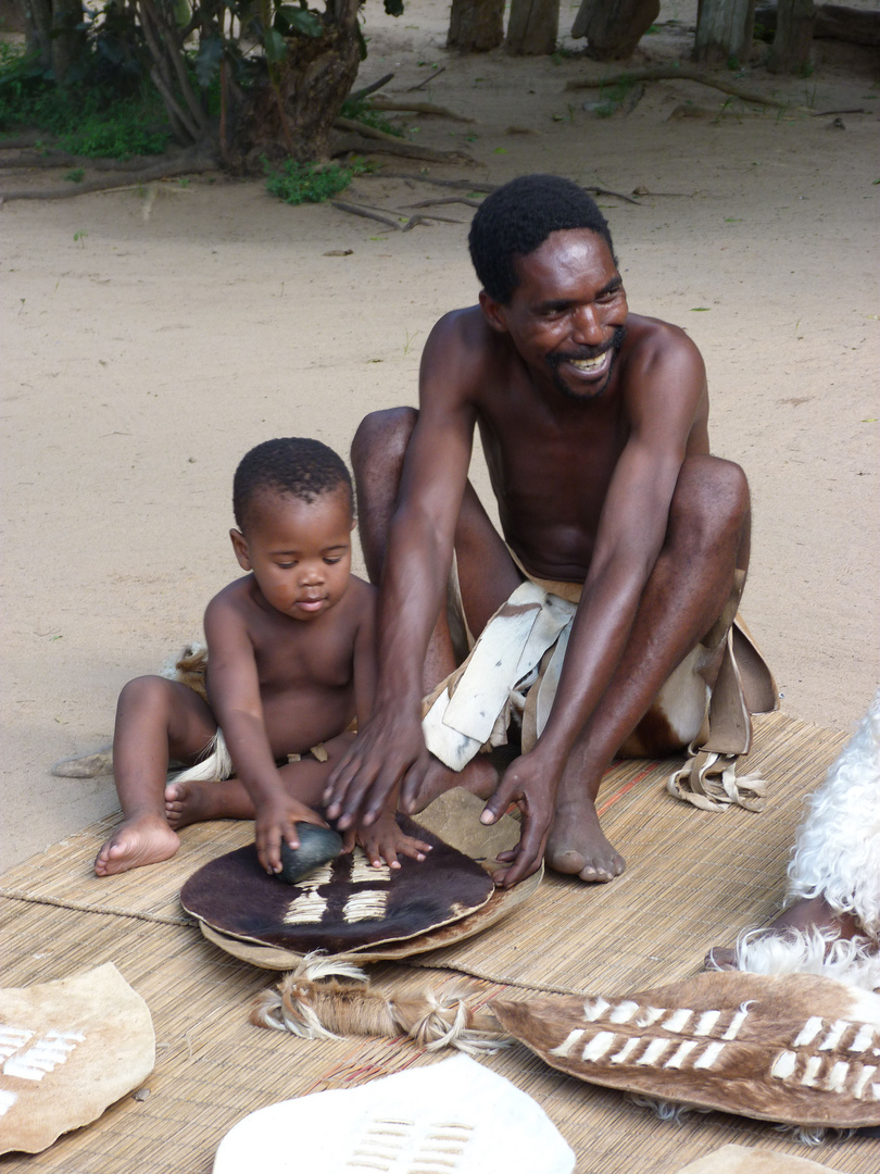 Traditionelles Zulu-Handwerk: Ishilangu (Zulu-Schilde)