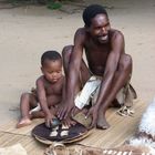 Traditionelles Zulu-Handwerk: Ishilangu (Zulu-Schilde)