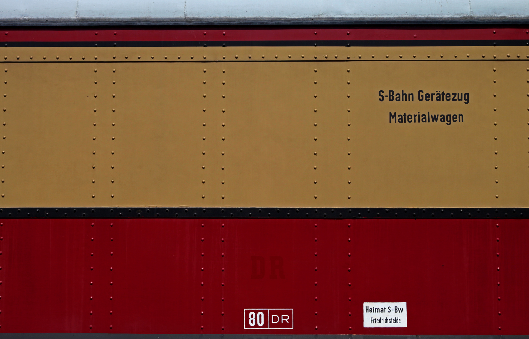 Traditionsfarben mit Nieten - Gerätezug der Berliner S-Bahn