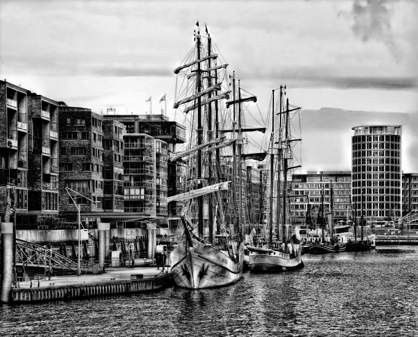 Traditionsschiffhafen in der Hafen City Hamburg .....