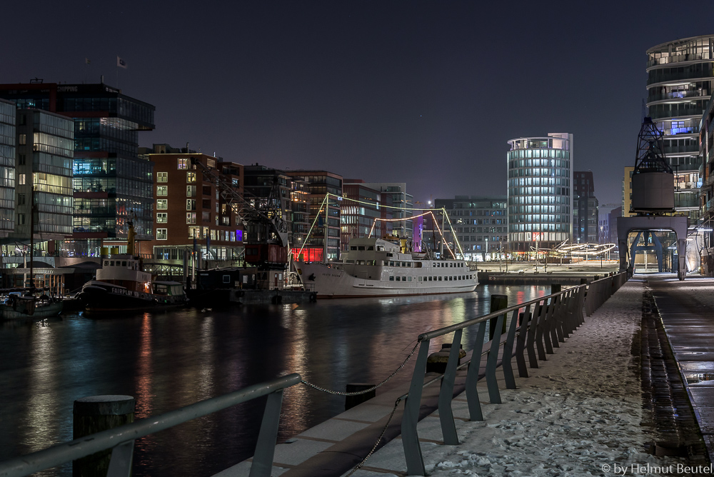 Traditionsschiffhafen, Sandtorhafen @night