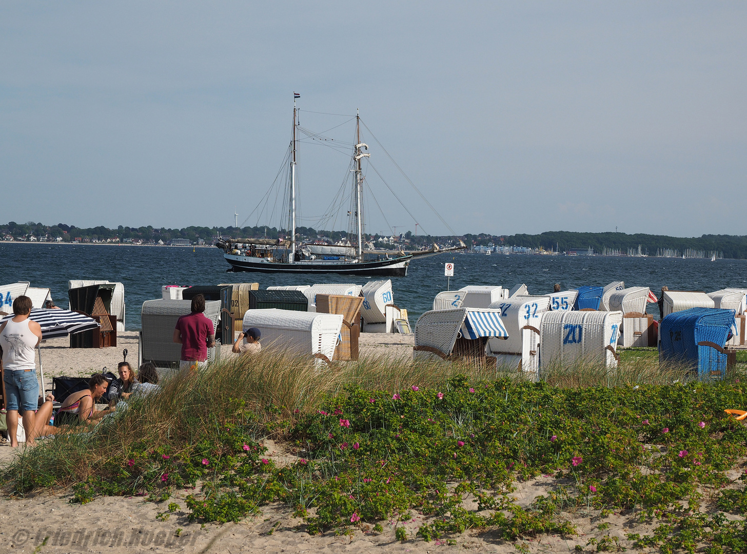 Traditionssegler "Banjaaard" vor Strande