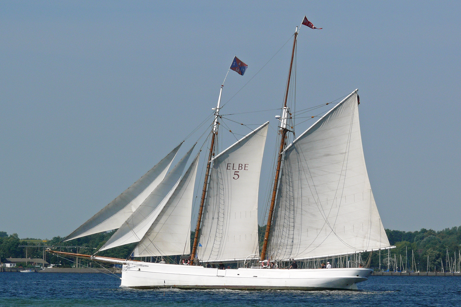 Traditionssegler --Elbe 5-- hoch am Wind