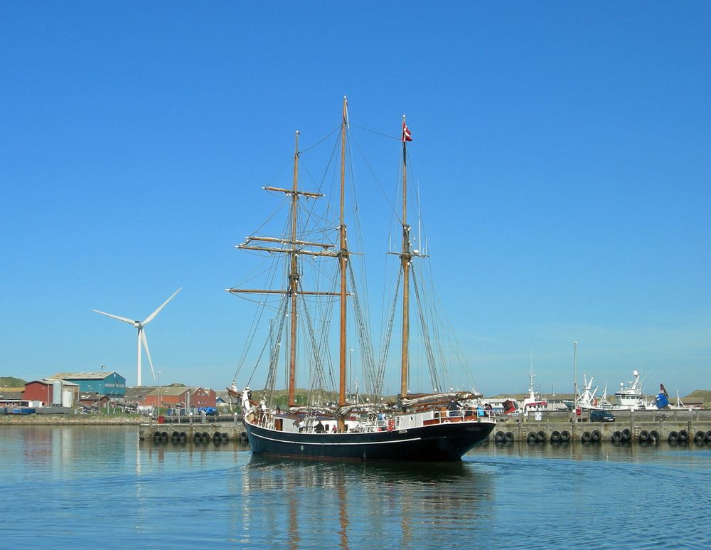 Traditionssegler im Hafen von Hvide Sande .