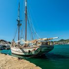 Traditionssegler im Hafen vor der Altstadt Ibiza