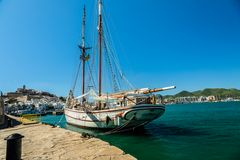 Traditionssegler im Hafen vor der Altstadt Ibiza