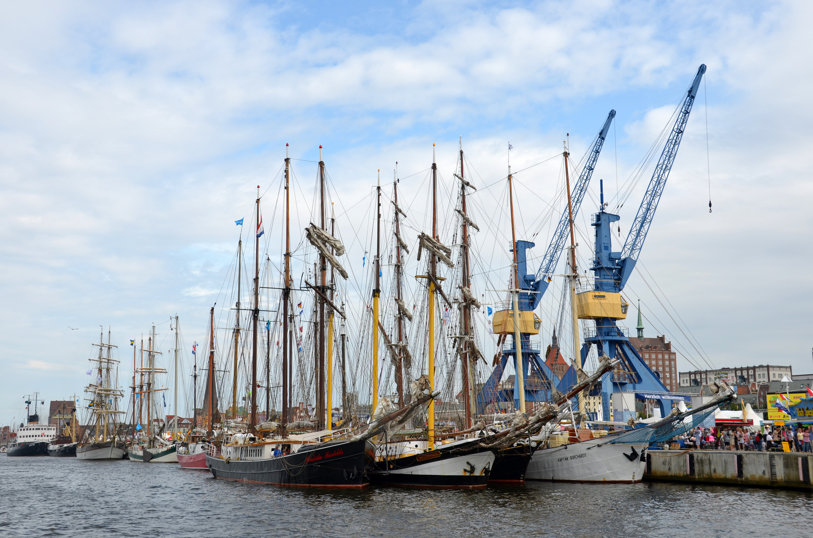 Traditionssegler zur Hanse Sail 2014 im Rostocker Stadthafen