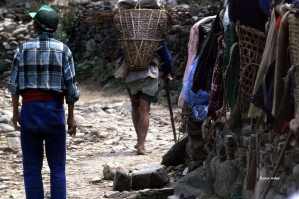 Träger - Barfuß in Nepal