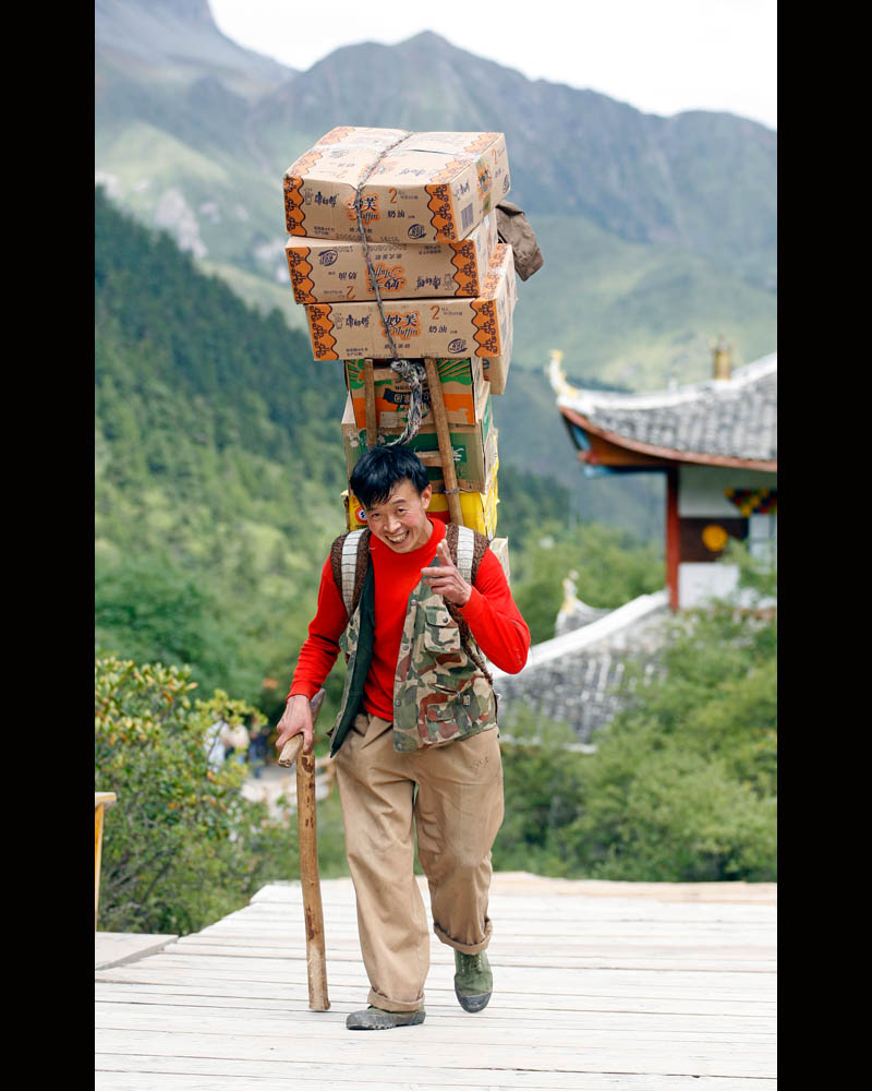 träger im huanglong-nationalpark