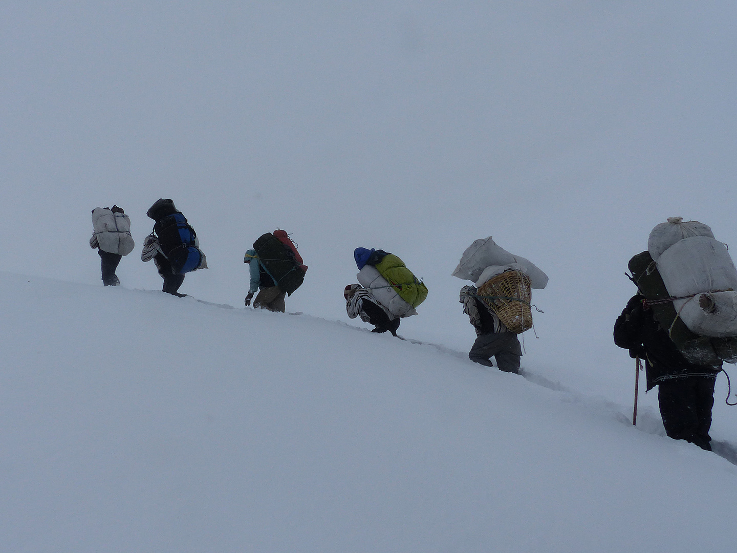 Träger im Tiefschnee