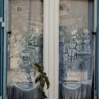 Tränentreibender Kitsch in französischen Stubenfenstern