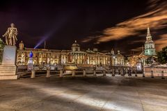 Trafalgar Square bei Nacht