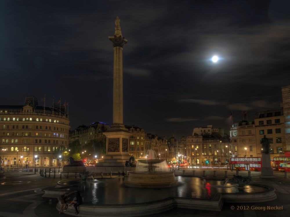 Trafalgar Square bei Nacht