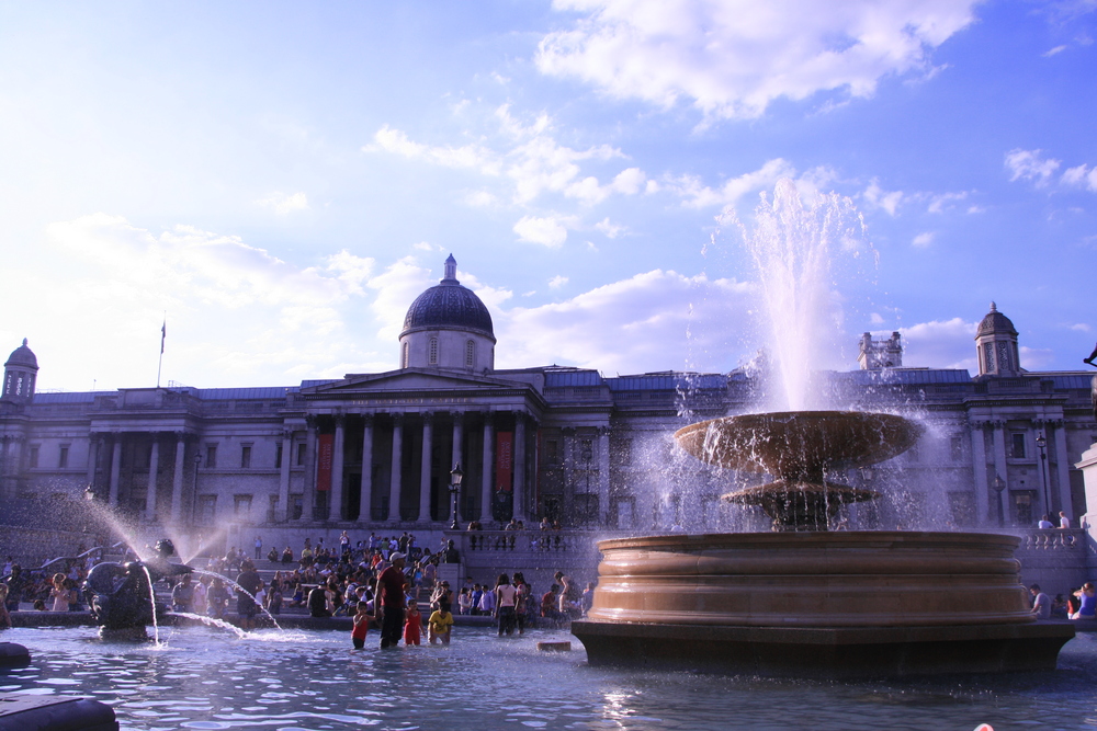 Trafalgar square, comme un tourbillon bleu d'eau et d' été